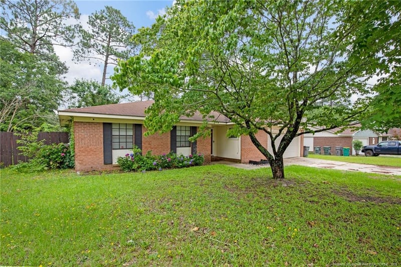 3855 Sturbridge Dr, Hope Mills, NC 28348