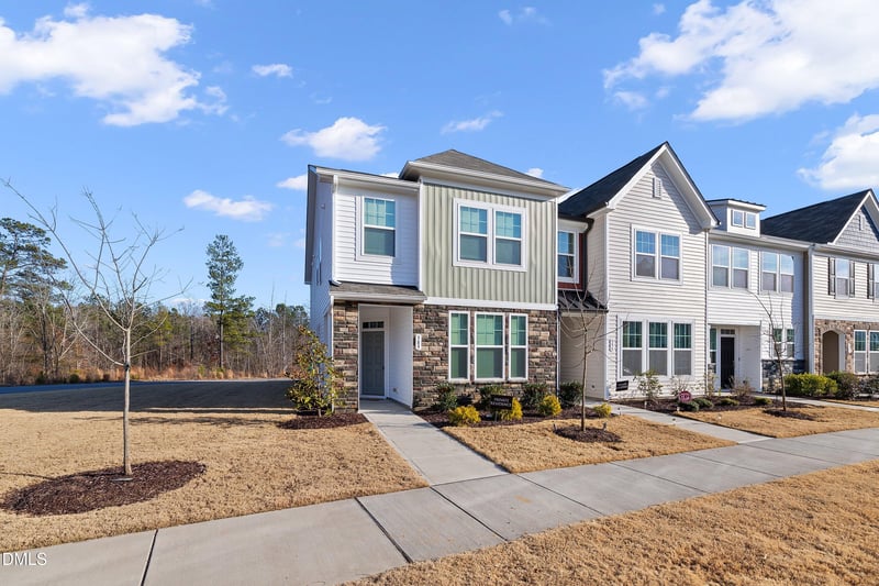 389 Channel Drop Dr, Clayton, NC 27520
