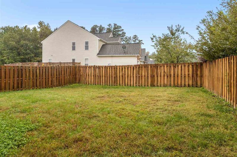 3902 Magnolia Pond Rd, Raleigh, NC 27610