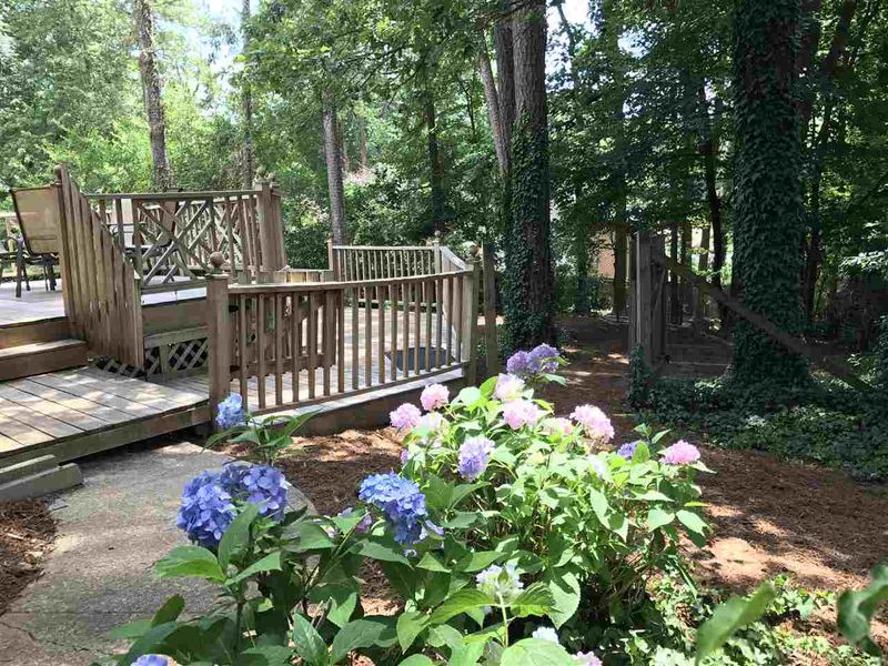 3909 Brewster Dr, Raleigh, NC 27606