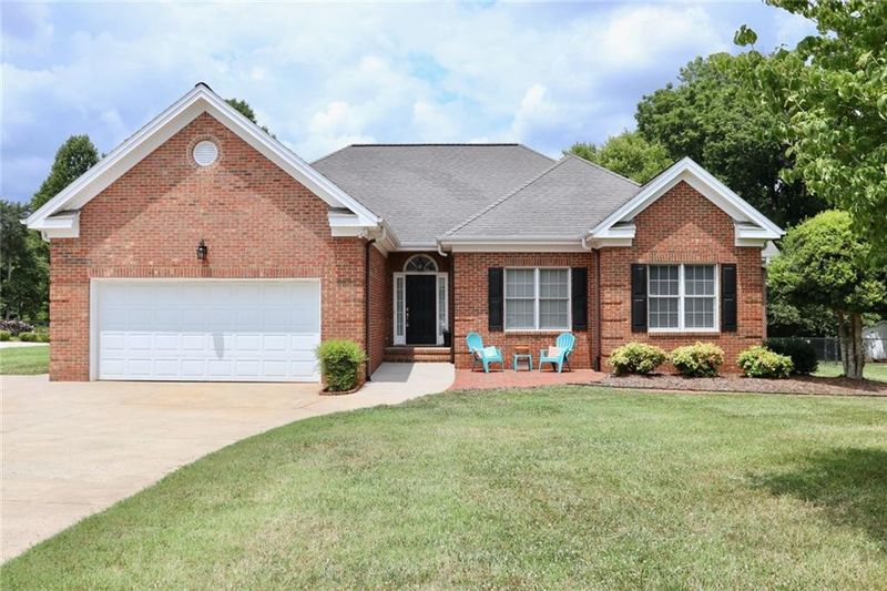 3909 Longmeadow Dr, Mebane, NC 27302