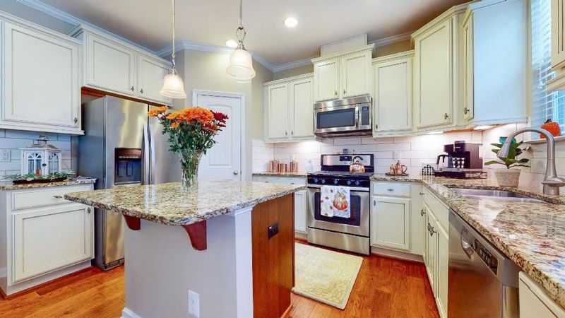 3924 Valley Side Ct, Cary, NC 27519