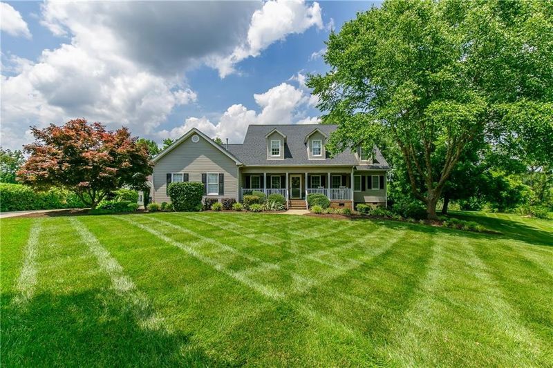 3936 Clearview Dr, Mebane, NC 27302