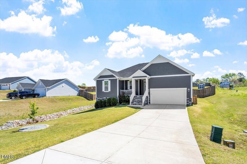 395 Windy Farm Dr, Fuquay Varina, NC 27526