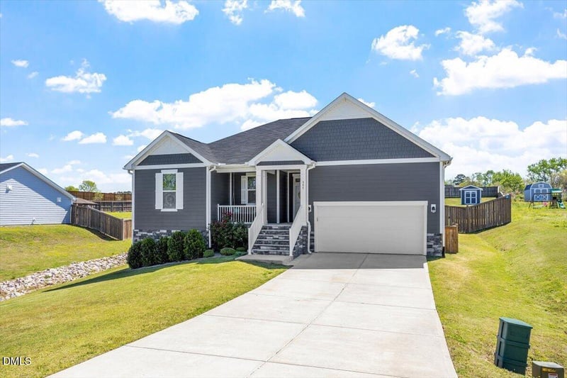 395 Windy Farm Dr, Fuquay Varina, NC 27526