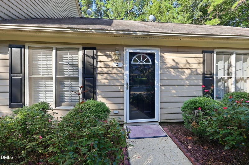 4 Crystal Oaks Ct, Durham, NC 27707