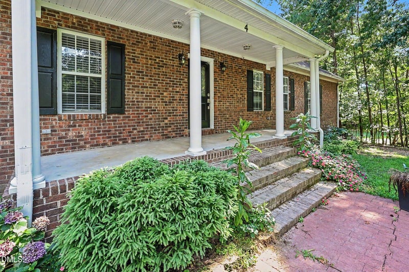 4 Eight Js Ln, Clayton, NC 27520