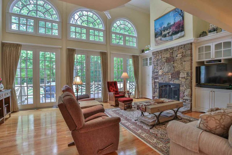 4 Lincolnshire Ct, Durham, NC 27712