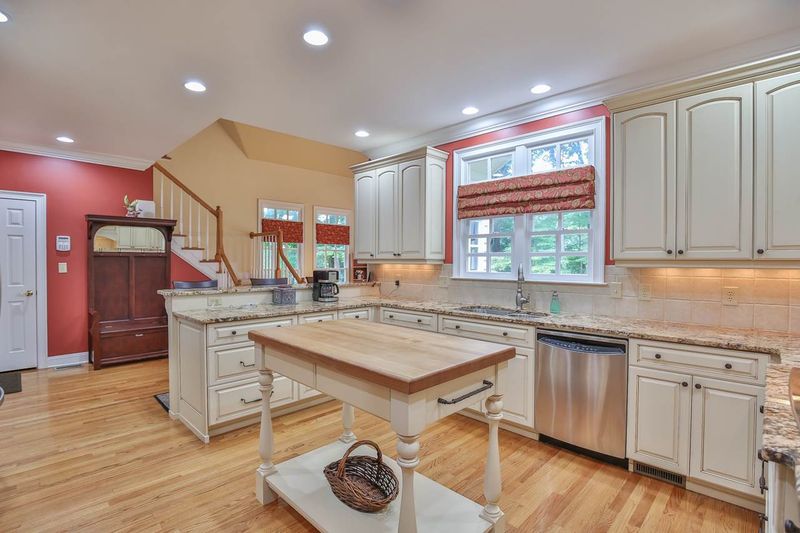 4 Lincolnshire Ct, Durham, NC 27712
