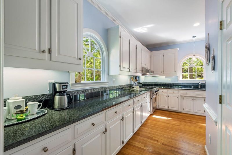 4 Pointe View Ct, Durham, NC 27713