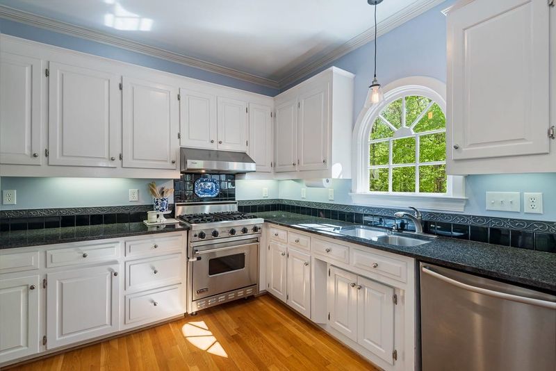 4 Pointe View Ct, Durham, NC 27713