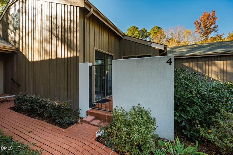 4 Wellesley Pl, Chapel Hill, NC 27517