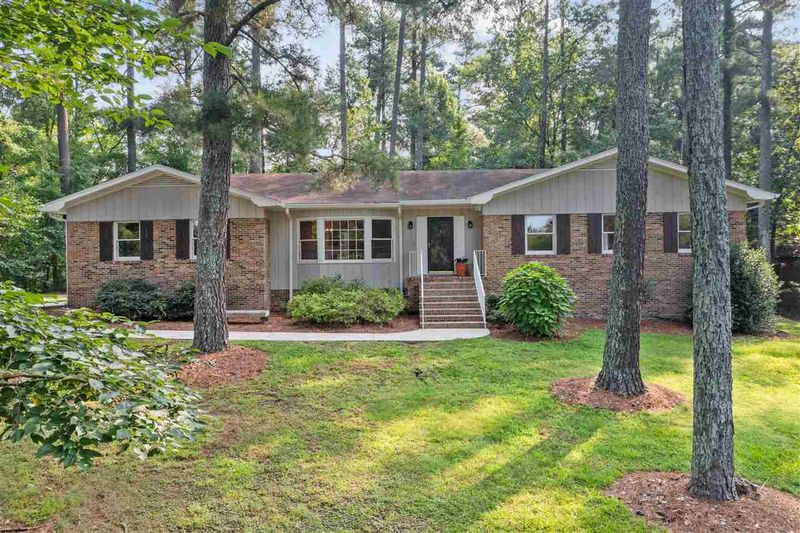 40 Diggs Ln, Chapel Hill, NC 27517