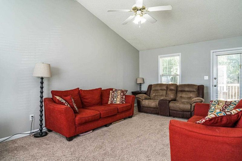 400 Pinecroft Dr, Clayton, NC 27520
