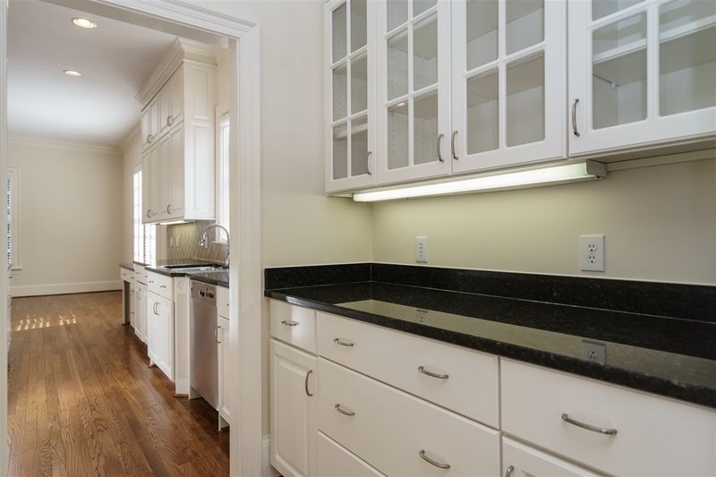 400 Scotland St, Raleigh, NC 27609