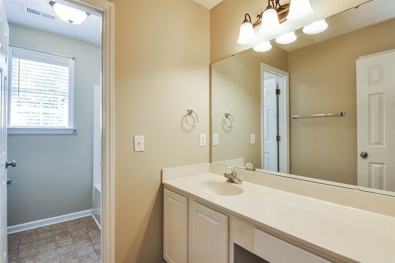 400 Tomahawk Dr, Clayton, NC 27520
