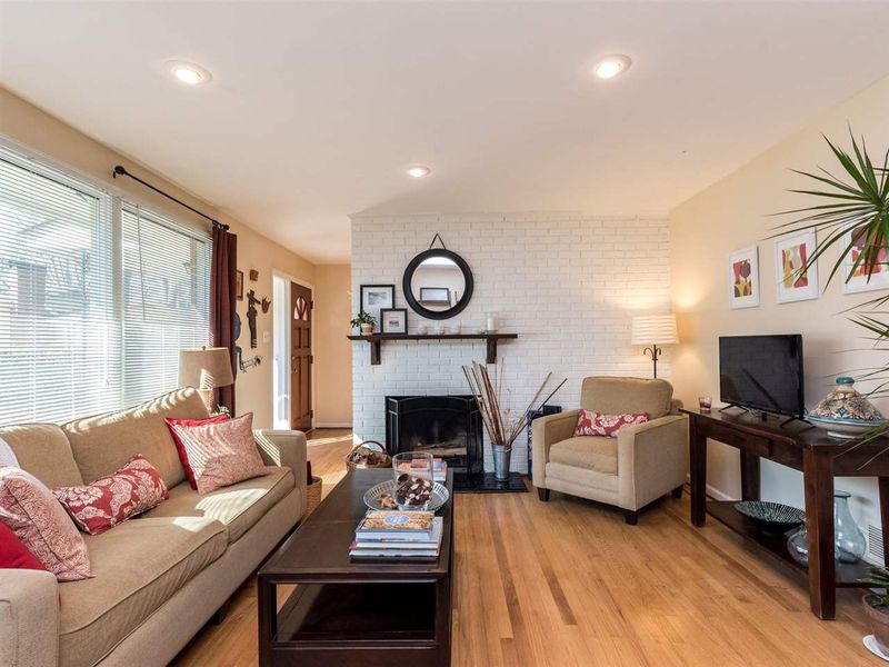 402 Holly Ln, Chapel Hill, NC 27517
