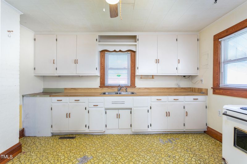 402 Kernodle Dr, Burlington, NC 27215