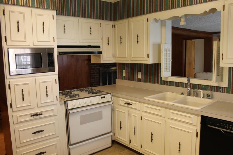 402 Oakgrove Dr, Graham, NC 27253