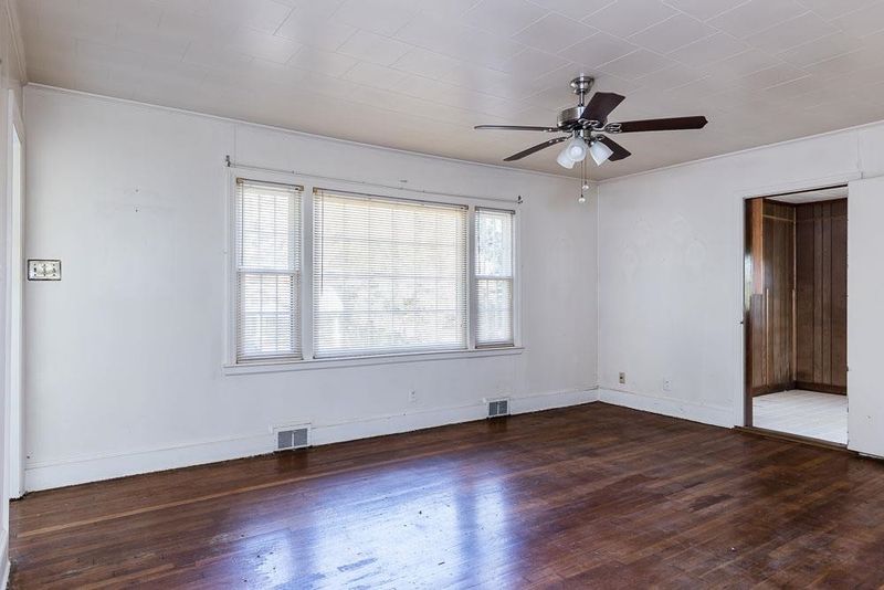 403 W King St, Hillsborough, NC 27278