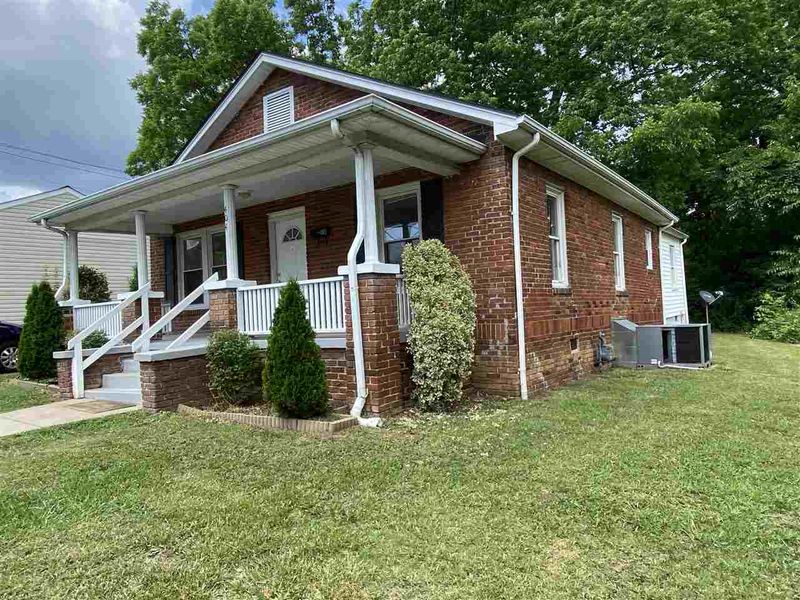 404 E Davis St, Burlington, NC 27217
