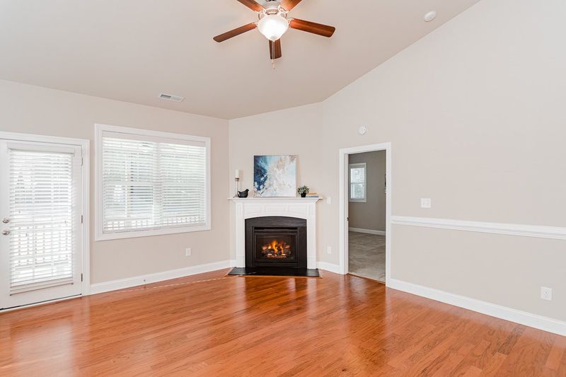 404 Duchart Ln, Fuquay Varina, NC 27526