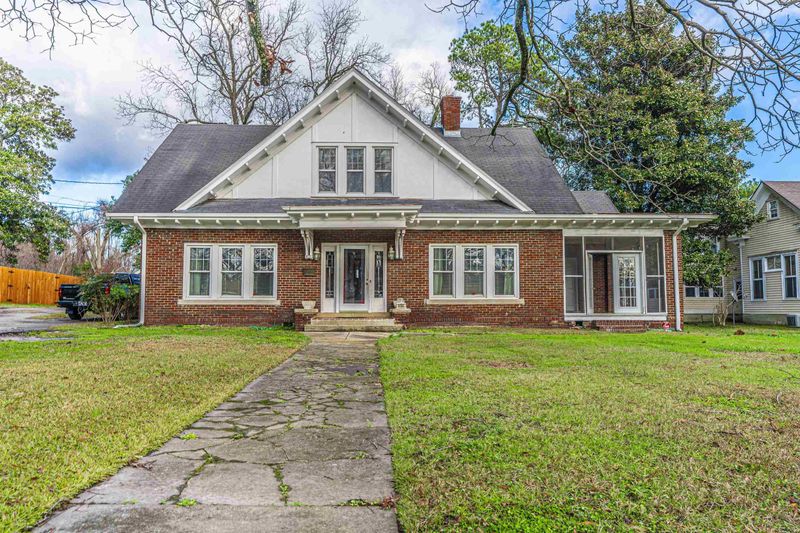 404 Hawkins Ave, Sanford, NC 27330