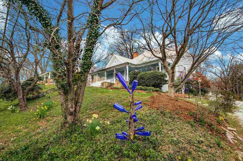 404 W King St, Hillsborough, NC 27278