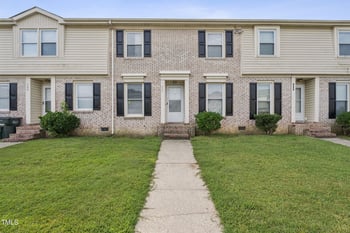 404 Kirkcaldy Ct, Fayetteville, NC 28314