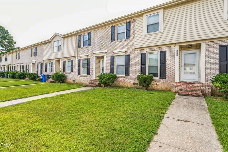 404 Kirkcaldy Ct, Fayetteville, NC 28314