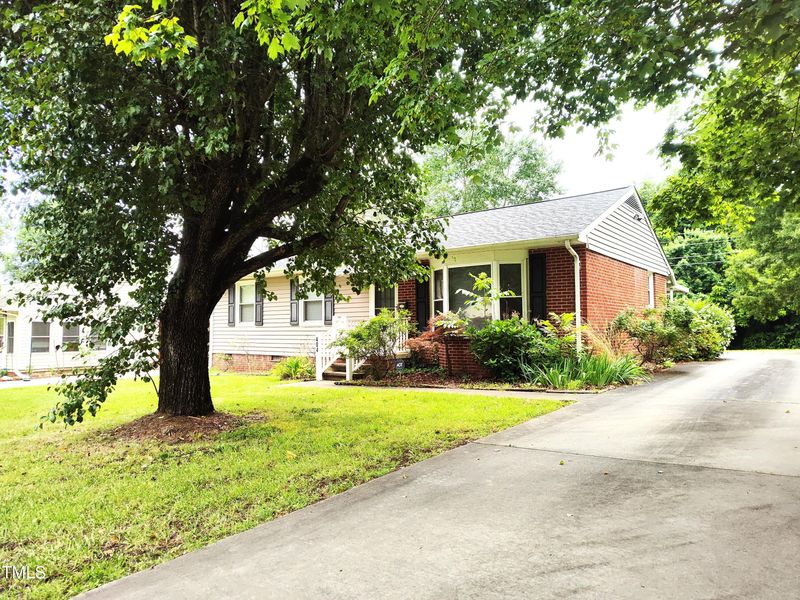 404 Oakgrove Dr, Graham, NC 27253