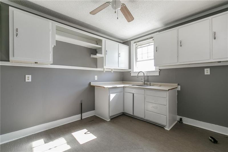 405 Hawthorne Ln, Burlington, NC 27217