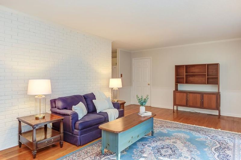 405 Robin Rd, Chapel Hill, NC 27516