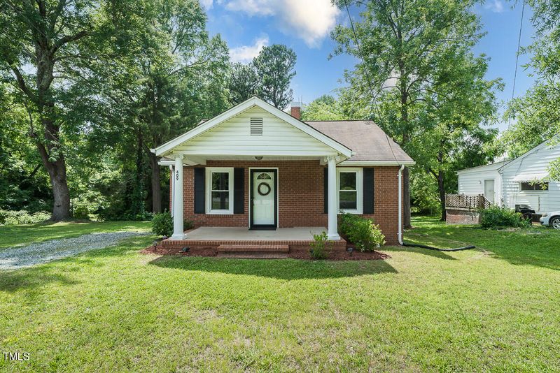409 Queen Ann St, Burlington, NC 27217