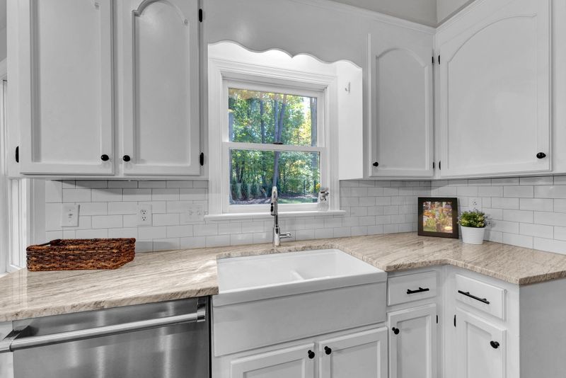 410 Lochside Dr, Cary, NC 27518
