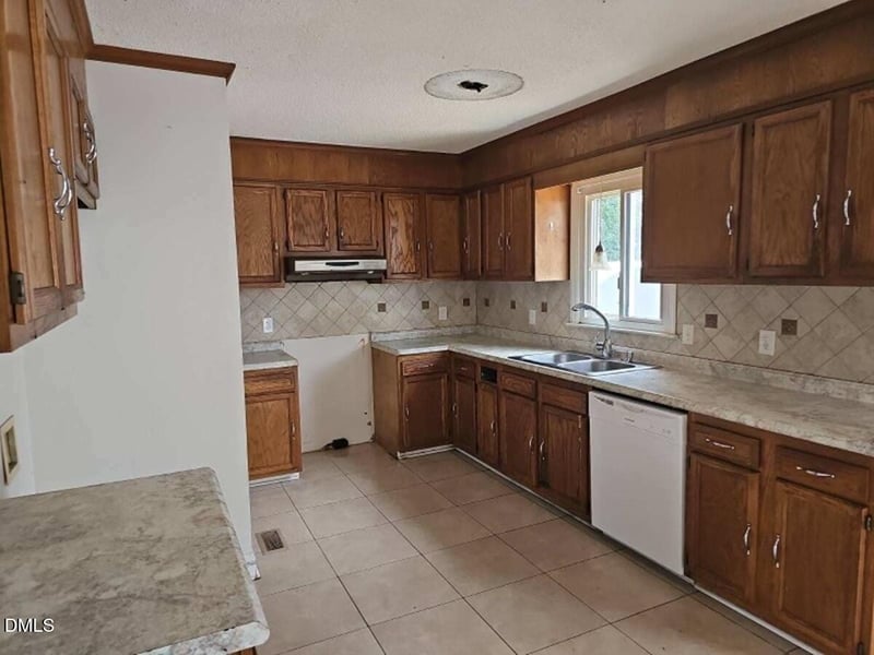 412 Nc 82 , Dunn, NC 28334