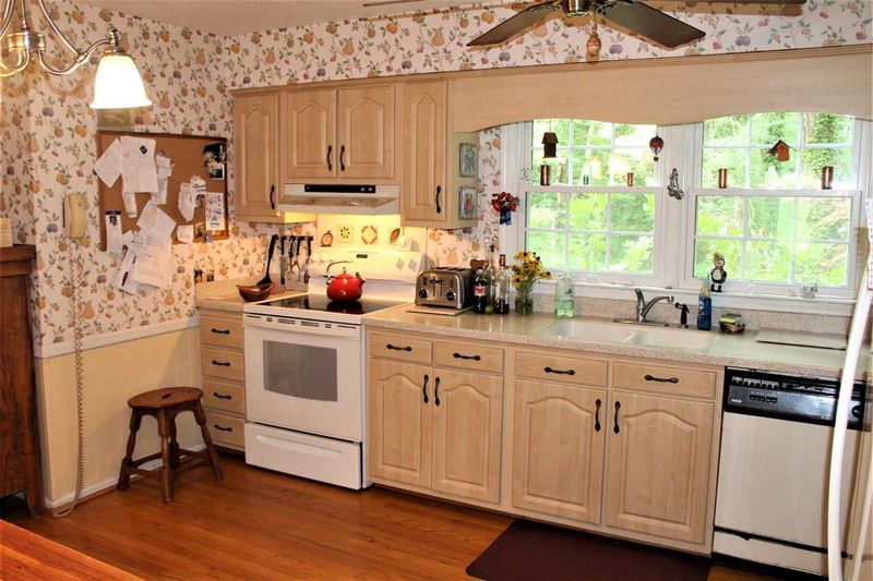 412 Overland Dr, Chapel Hill, NC 27514