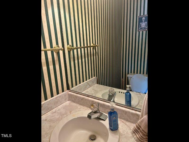 4135 Kaplan Dr, Raleigh, NC 27606