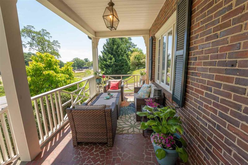 418 Willowbrook Dr, Burlington, NC 27215