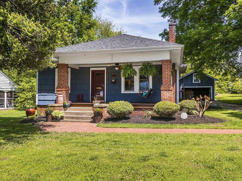 420 Parkview Dr, Burlington, NC 27215