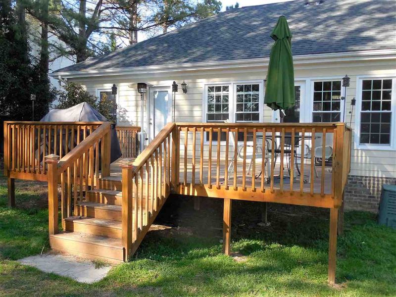 4204 Medlar Ln, Raleigh, NC 27616