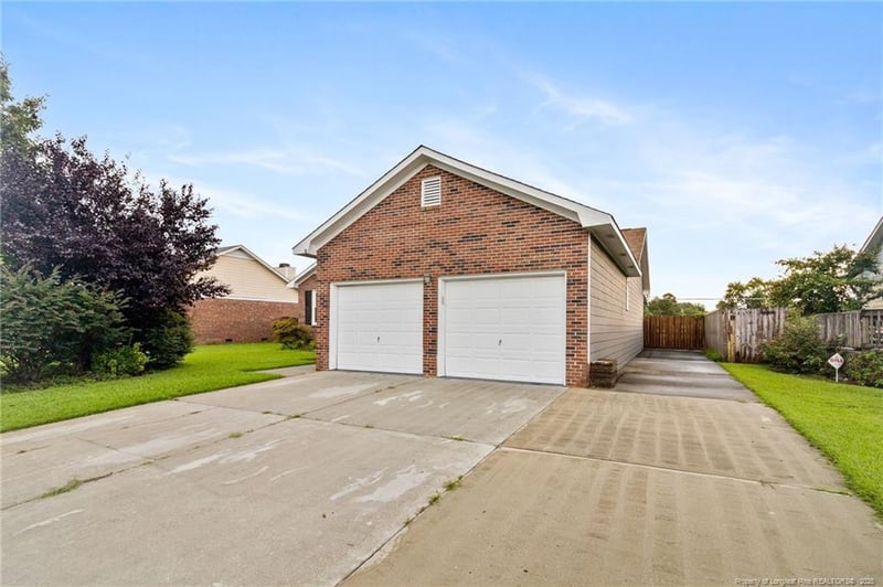 4213 Buckhurst Dr, Hope Mills, NC 28348