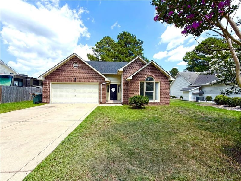 4229 Buckhurst Dr, Hope Mills, NC 28348