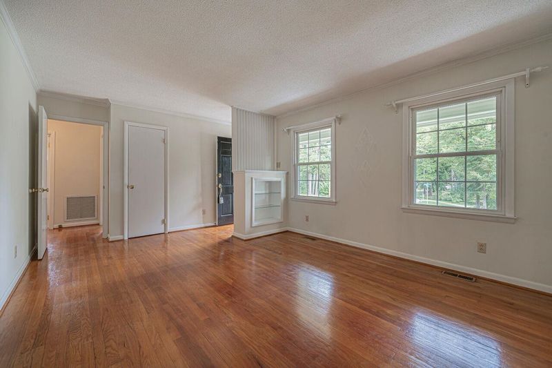 424 Chadwick Dr, Raleigh, NC 27609