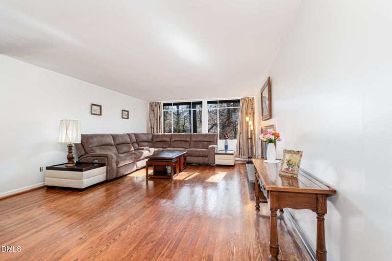 425 Brookside Dr, Chapel Hill, NC 27516