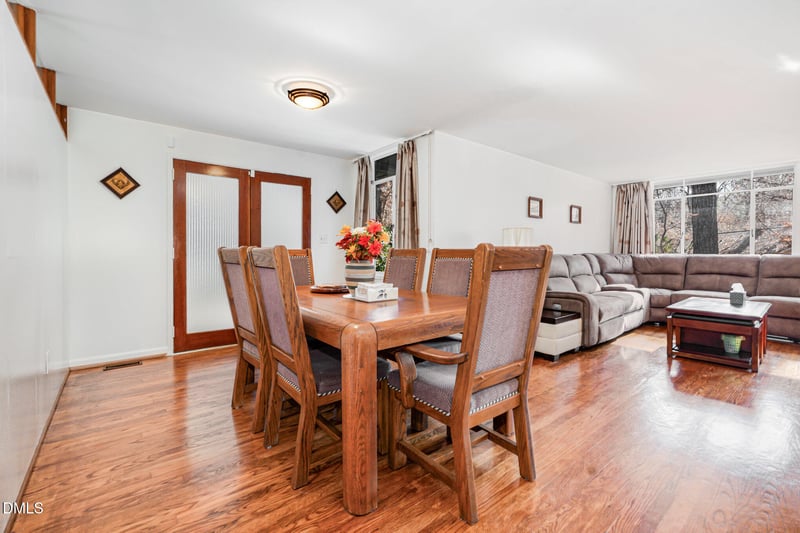 425 Brookside Dr, Chapel Hill, NC 27516