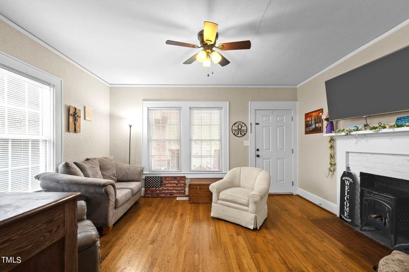 426 Parkview Dr, Burlington, NC 27215