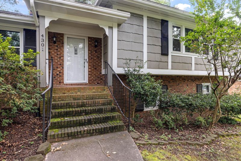 4301 Driftwood Dr, Raleigh, NC 27606