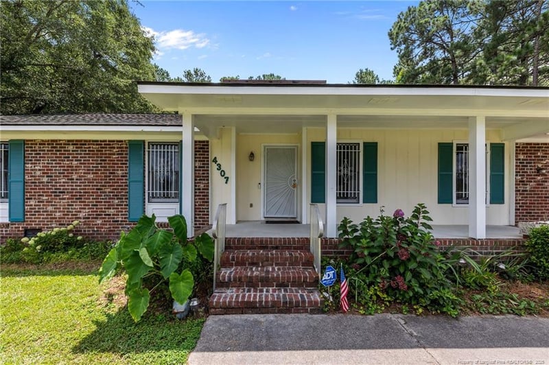 4307 Bridge St, Hope Mills, NC 28348