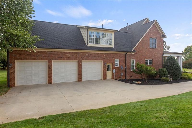 4317 Bonnie Loch Dr, Burlington, NC 27215